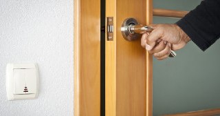 Установка дверей Ивантеевка цена от 1372 руб.
